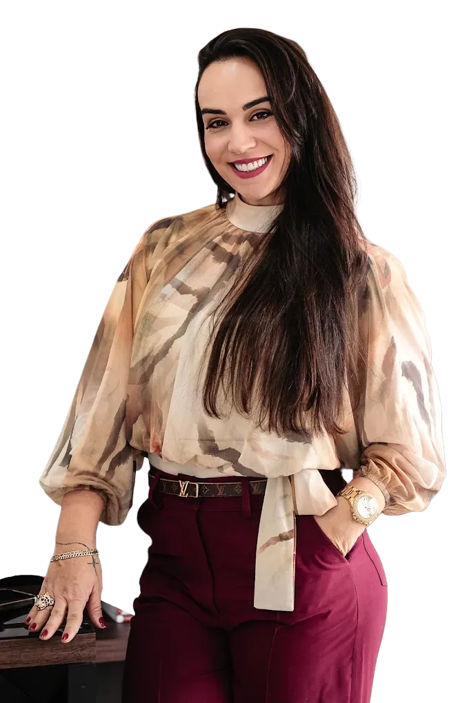 Patrícia Chiaverini sorrindo, com as mãos nos bolsos